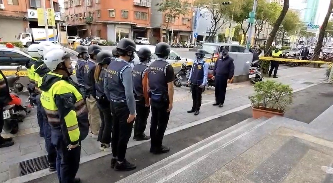 新莊警分局長林溫柔指揮防搶演練。(記者戴昱弘翻攝)