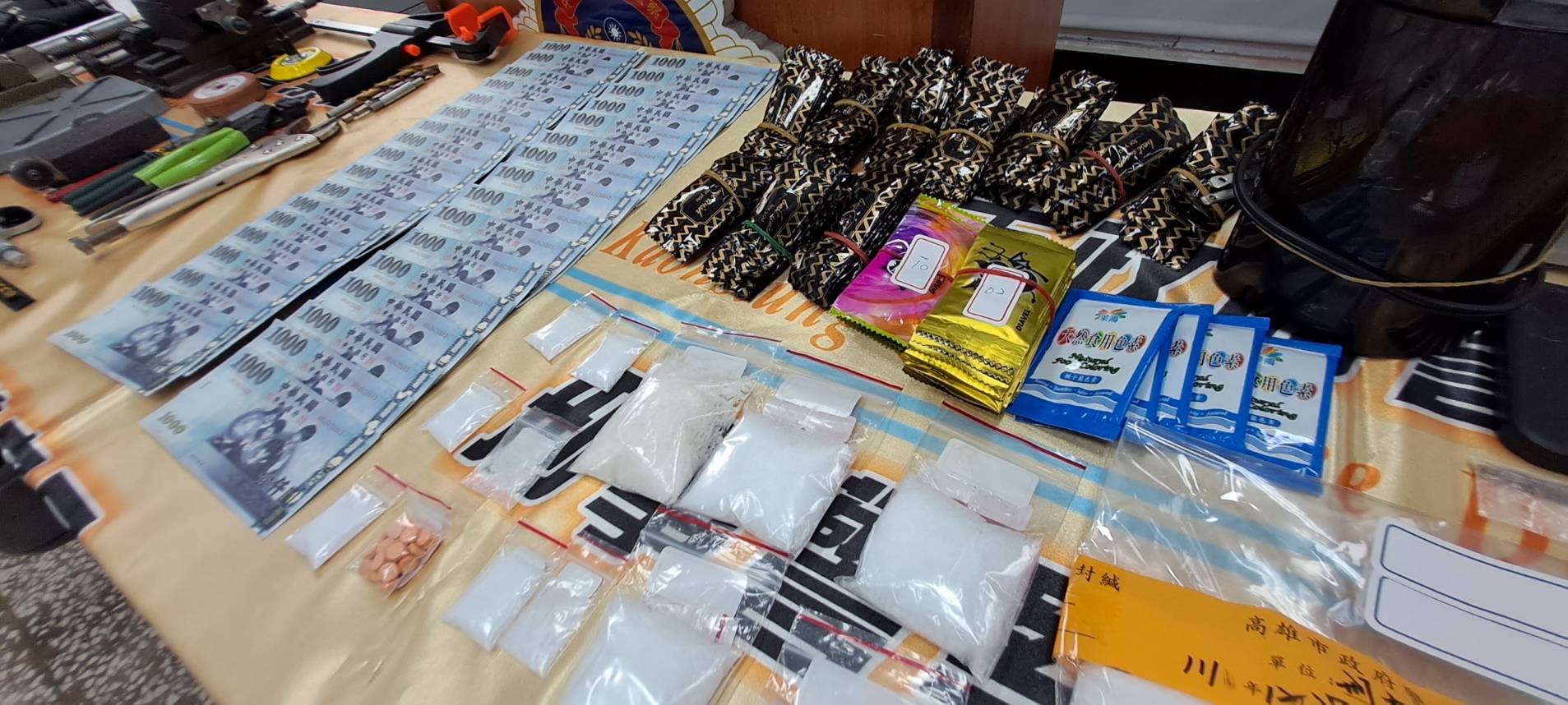 雄警強力執法一舉破獲毒品分裝場及槍械改造工廠