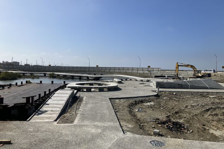 親水平台與座椅等環教服務空間施工中。 圖:臺南市政府觀光旅遊局觀光技術科/提供
