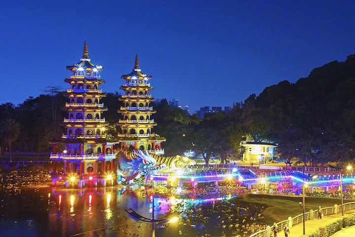 左營蓮池潭龍虎塔夜景。 圖:高雄市政府觀光局/提供