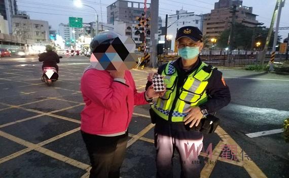 女騎士手機掉落平交道復得 鐵警熱心服務獲豎拇指讚謝