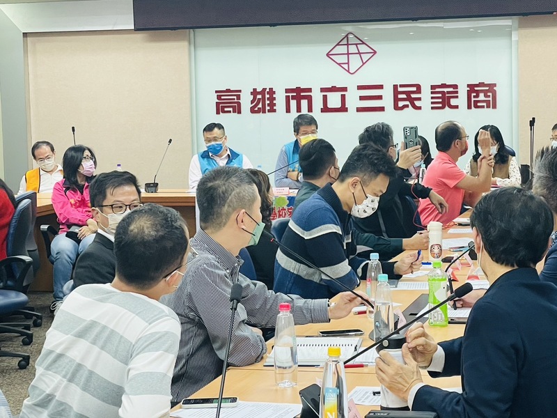 漾新聞|高市教師ＰＫ家長？國小低年級是否全面用營養午餐惹爭議對立