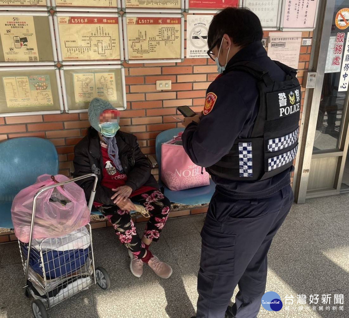 瘖啞老婦搭公車迷路，員警比手畫腳查出身分，順利找到她的家人。
