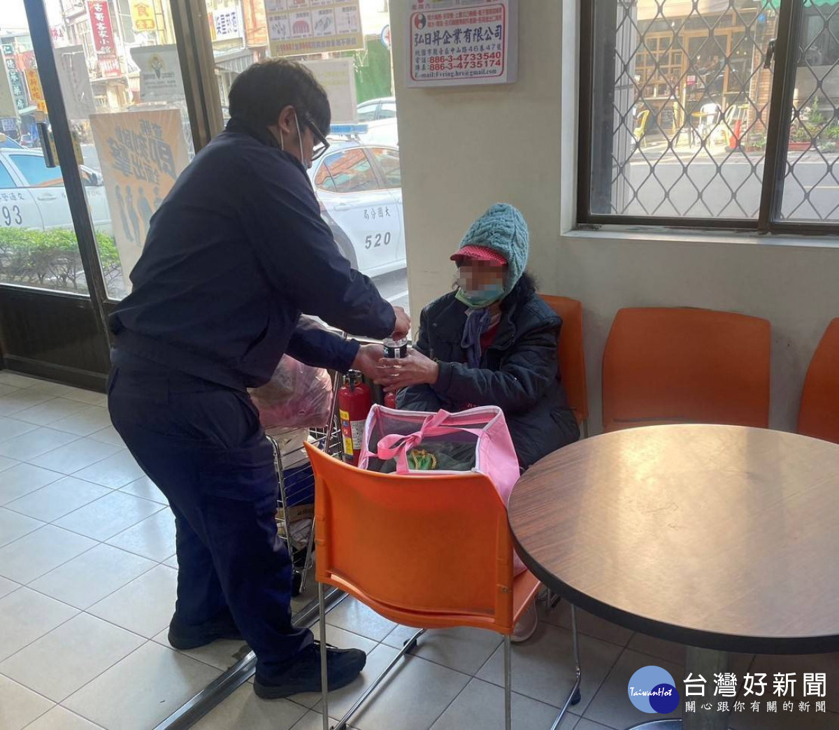 瘖啞老婦搭公車迷路,員警比手畫腳查出身分,順利找到她的家人。
