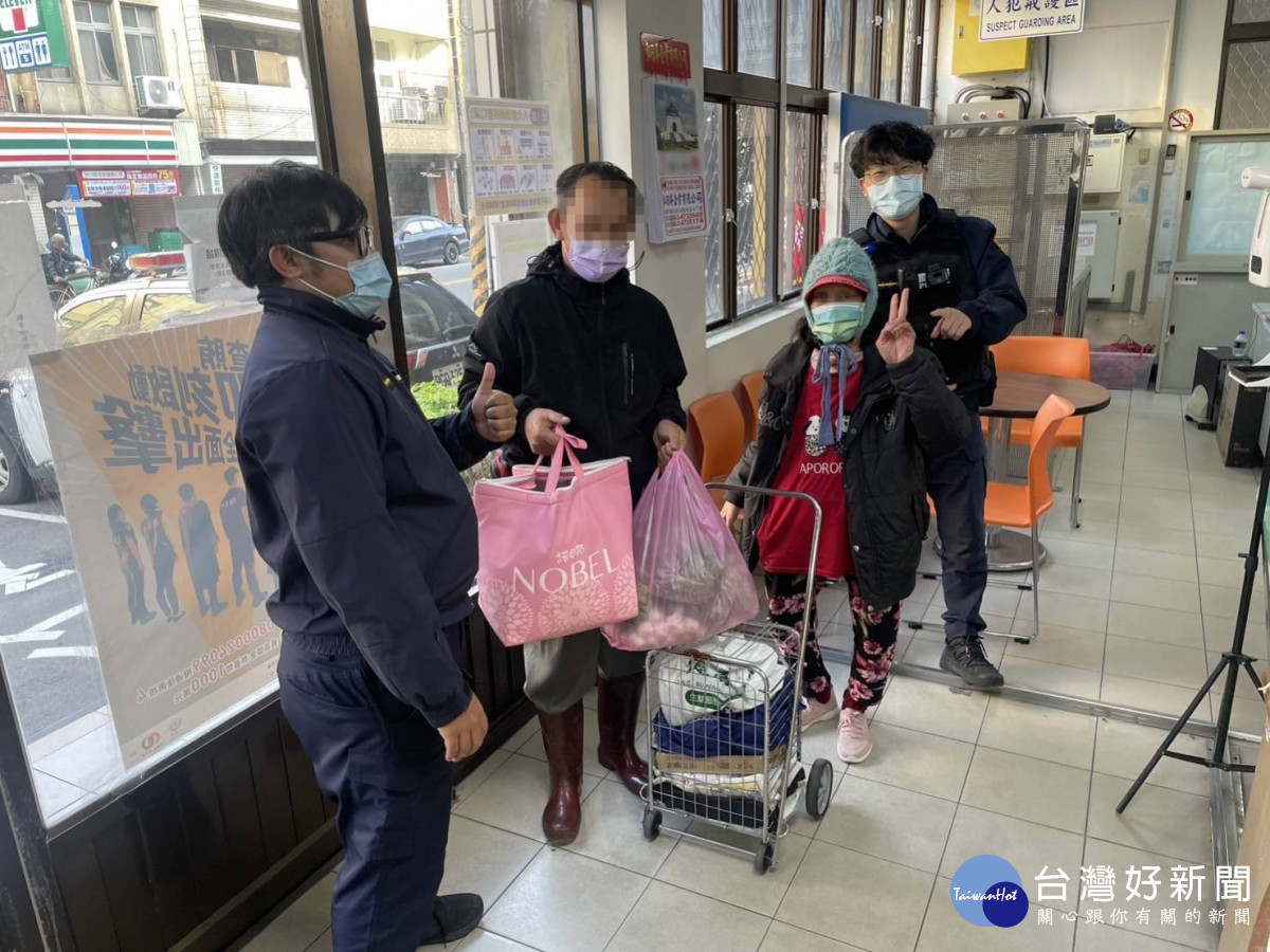 瘖啞老婦搭公車迷路,員警比手畫腳查出身分,順利找到她的家人。