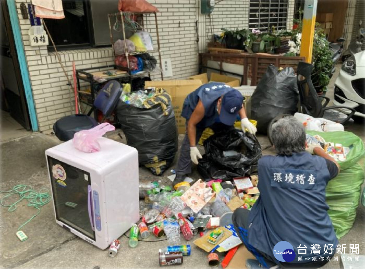 企業善心物品捐資收個體戶,環保局春節前夕關懷送暖。<br /><br /> <br /><br />