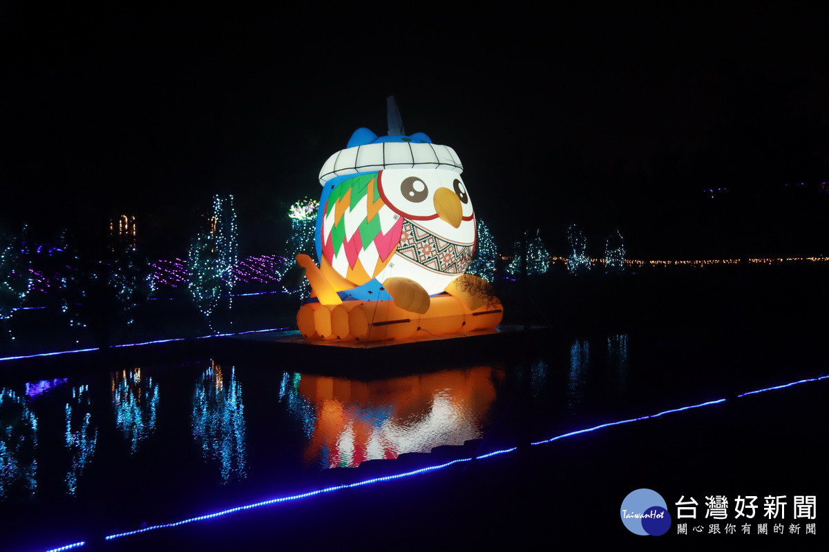 代表著守護家園的靈鳥貓頭鷹邵邵造型可愛。(記者扶小萍攝)