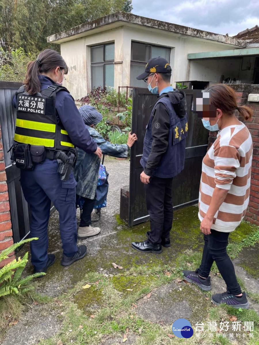 老婦體力不支蹲路旁,軍、警助返家。