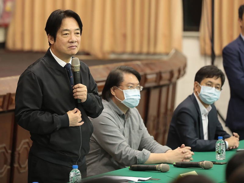 賴清德(左)11 日晚間到基隆台船活動中心舉辦「向黨員報告政見發表會」。立委蔡適應辦公室提供