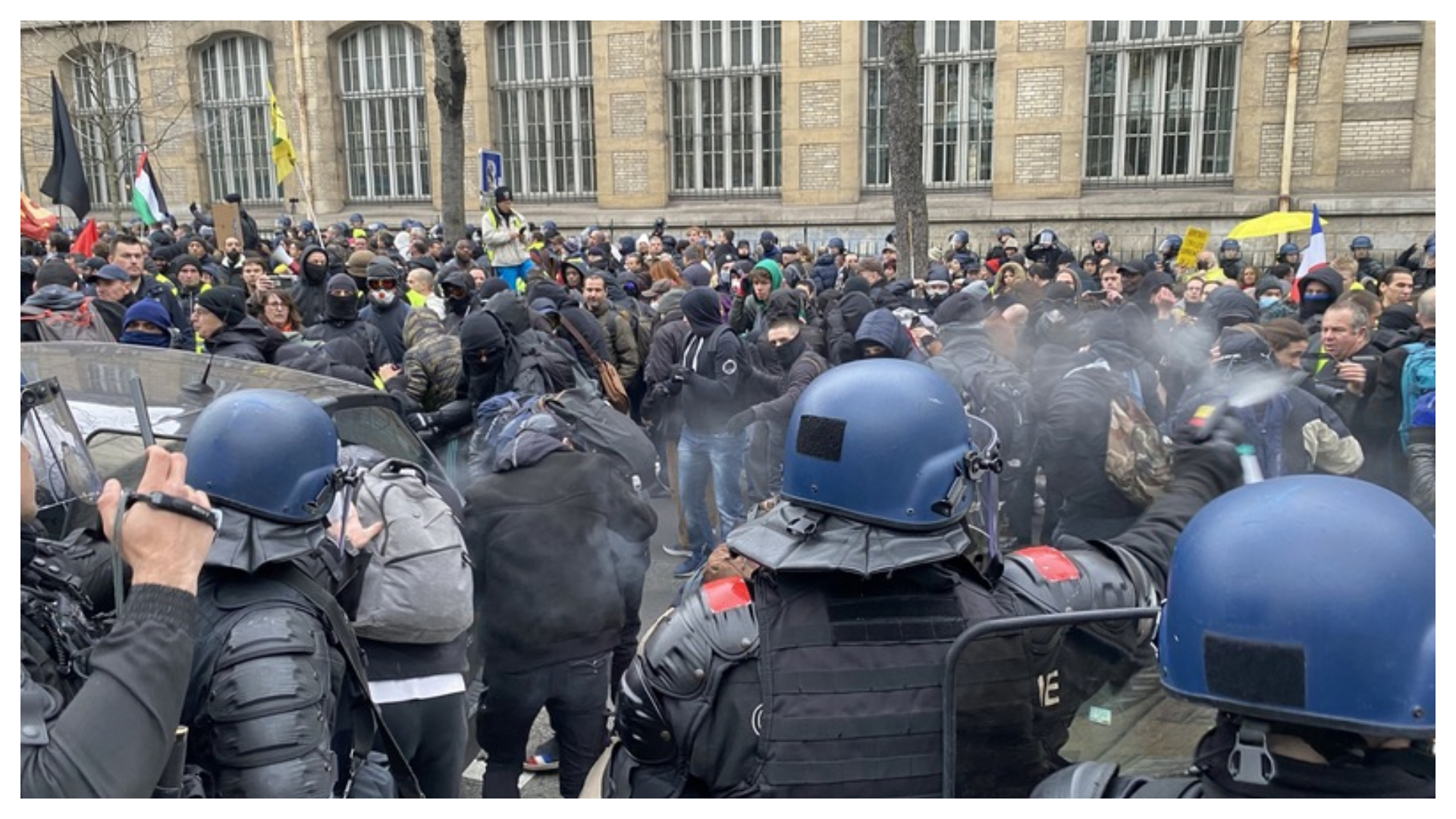 法國民眾8日上街抗議通膨之苦,卻遭警方圍堵。退休金方案恐再引發新一波抗議潮。 中央社