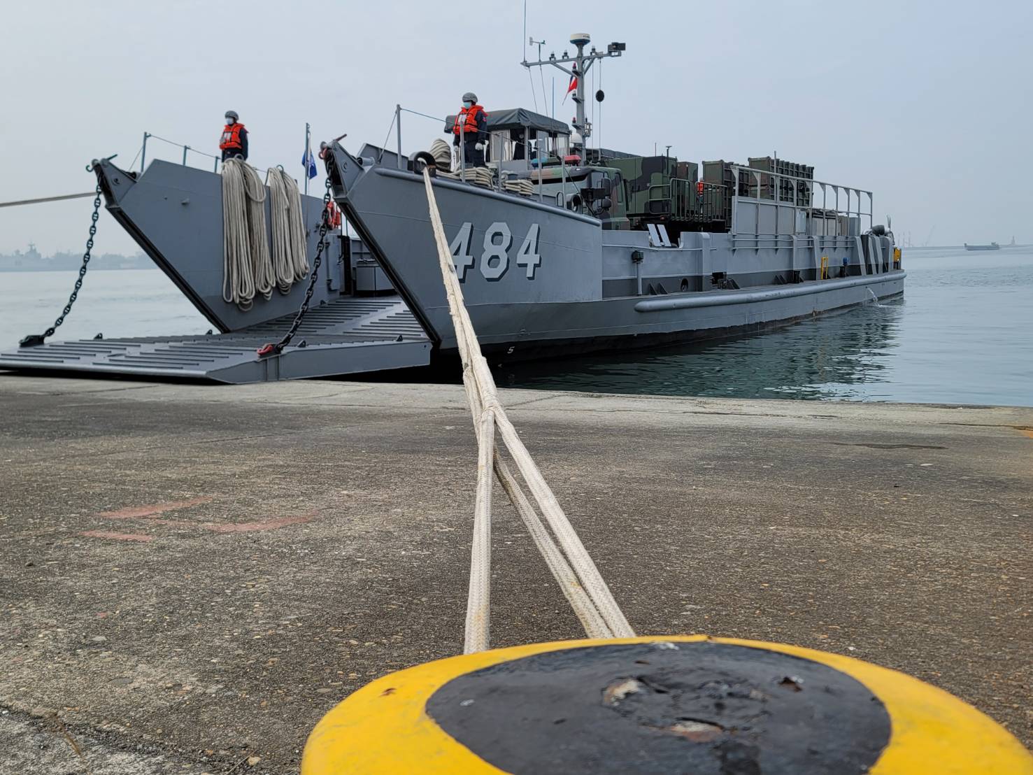 海軍玉山船塢運輸艦機動運送雄三、雄二機動發射車部署,王烱華攝
