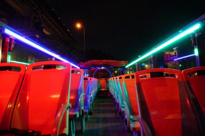 圖說4：在賞燈專車上以不同的高度遊覽美麗燈景