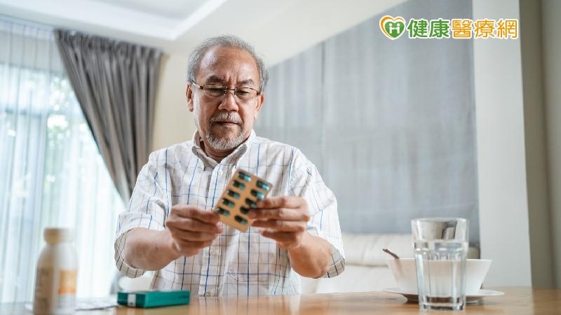 長輩「怕吃藥傷胃、傷腎、有毒!」 醫師教突破用藥盲點