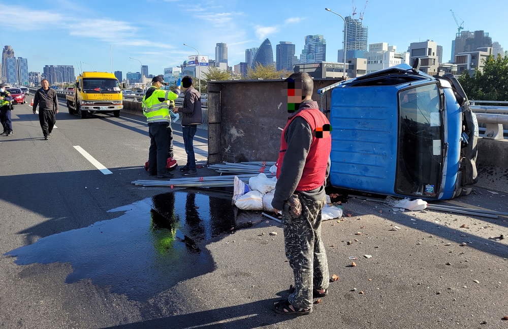 ▲ 自小貨車因車禍翻覆於臺74線快速道路上 (圖/台中市警察局 提供)