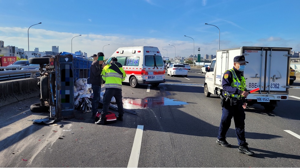 ▲ 員警開啟警示燈戒備,並通知救護車救援 (圖/台中市警察局 提供)