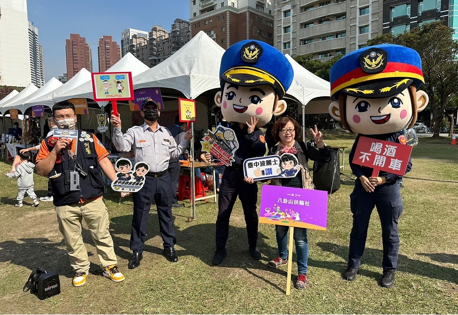 ▲ 警察娃娃亮相反毒,帶領市民向毒品說不 (圖/台中市警察局 提供)