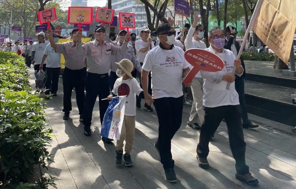 ▲ 警察志工、義警民防以及扶輪社友們踩街遊行,進行反毒宣導 (圖/台中市警察局 提供)