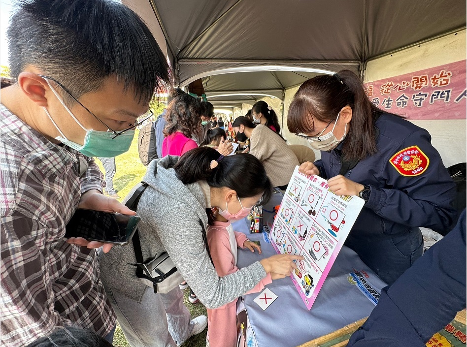 ▲ 民眾熱烈參與有獎徵答,爭取只送不賣的兔年限定版口罩 (圖/台中市警察局 提供)