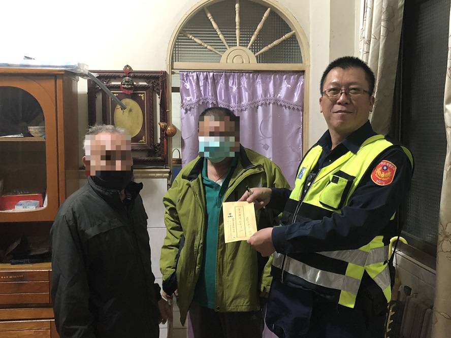 ▲ 春節前夕,萬豐所員警特地前往關懷貧困家庭 (圖/台中霧峰分局 提供)