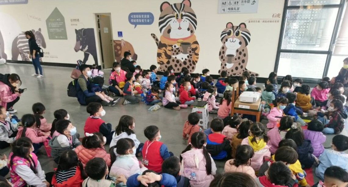 瀕絕動物壁畫雲燈候船室鼓山開展 幼兒園學童搭SNOOPY渡輪拍畢業照