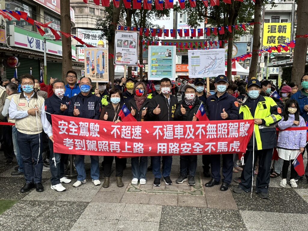 樹林警於春節前深入地方,進行交通安全宣導,呼籲民眾遵守交通規則,歡樂新年、快樂出遊、平安回家