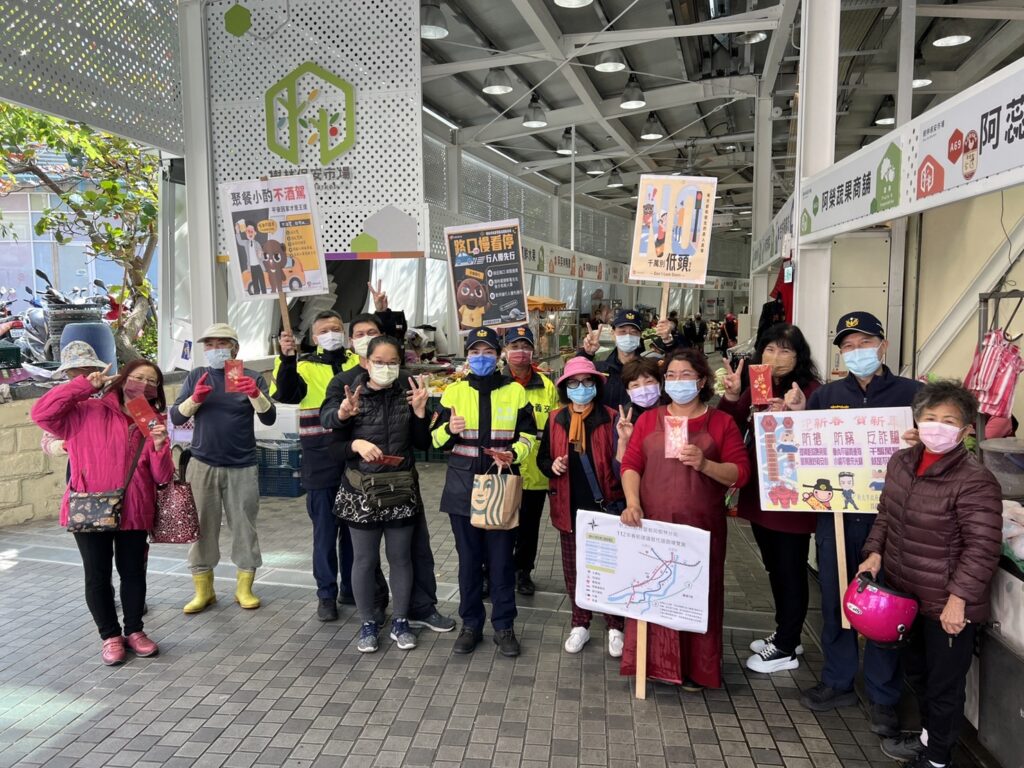 樹林警於春節前深入地方,進行交通安全宣導,呼籲民眾遵守交通規則,歡樂新年、快樂出遊、平安回家
