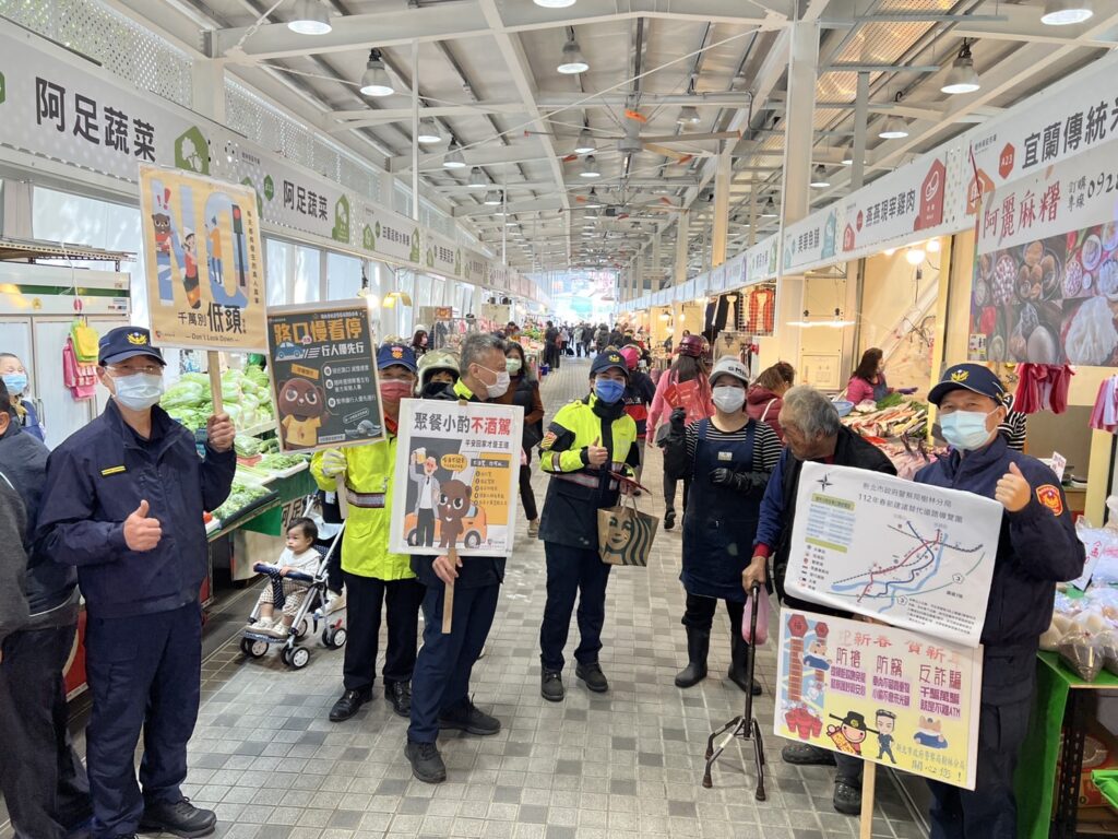 樹林警於春節前深入地方,進行交通安全宣導,呼籲民眾遵守交通規則,歡樂新年、快樂出遊、平安回家