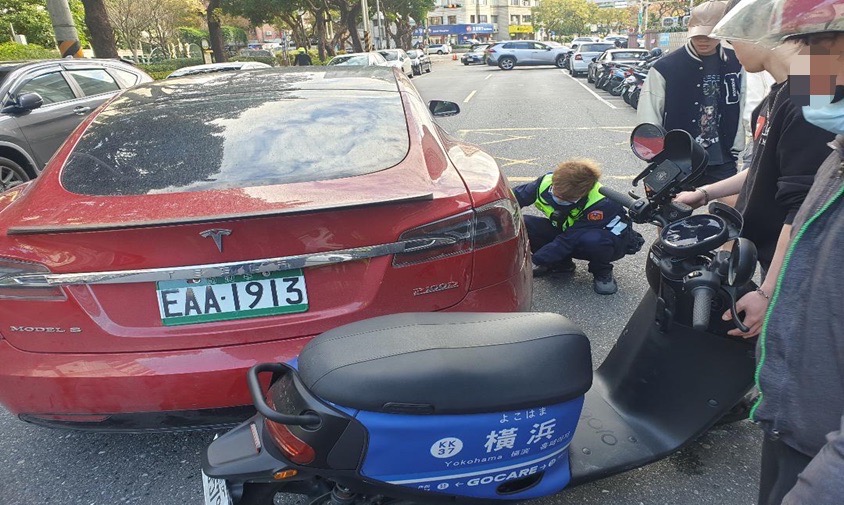 天母派出所員警杜縣霖、林俊宏等2員協助迅速排除故障車