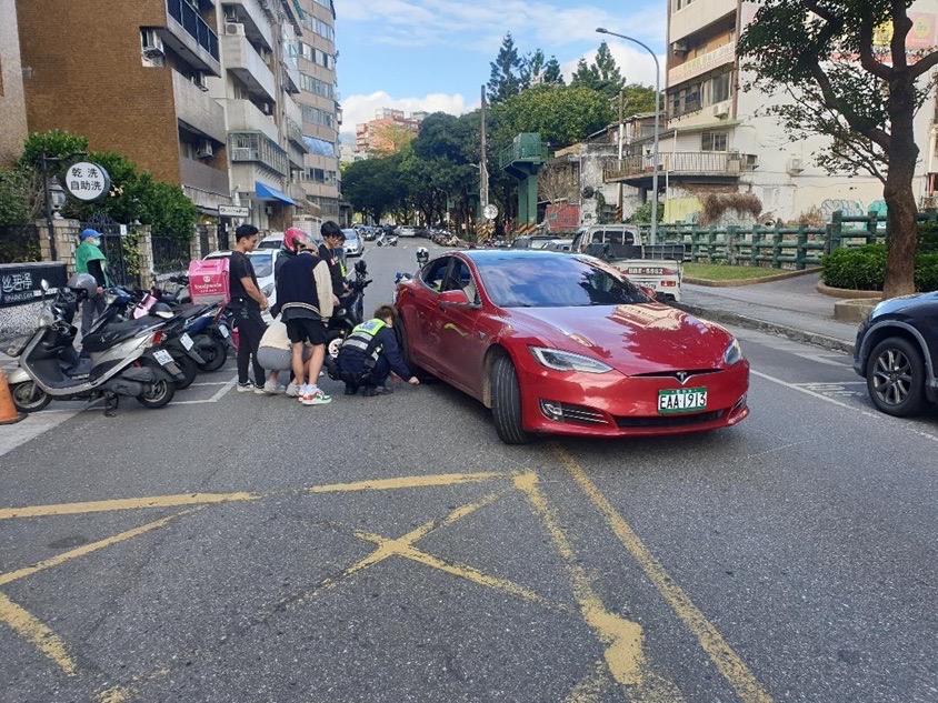天母派出所員警杜縣霖、林俊宏等2員協助迅速排除故障車
