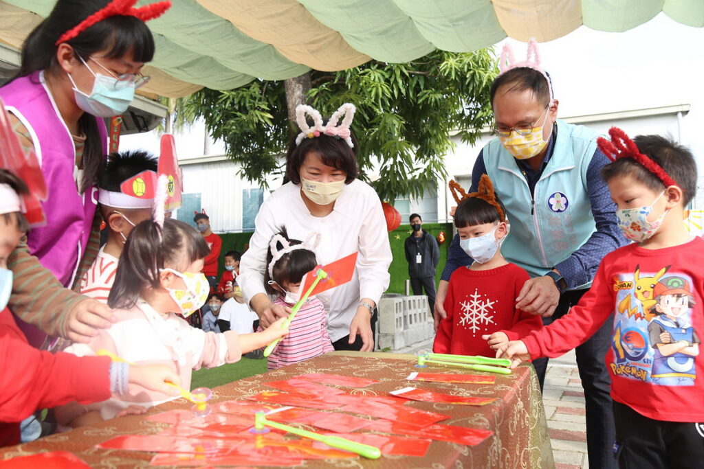 市長和晨光小朋友一起貼紅包