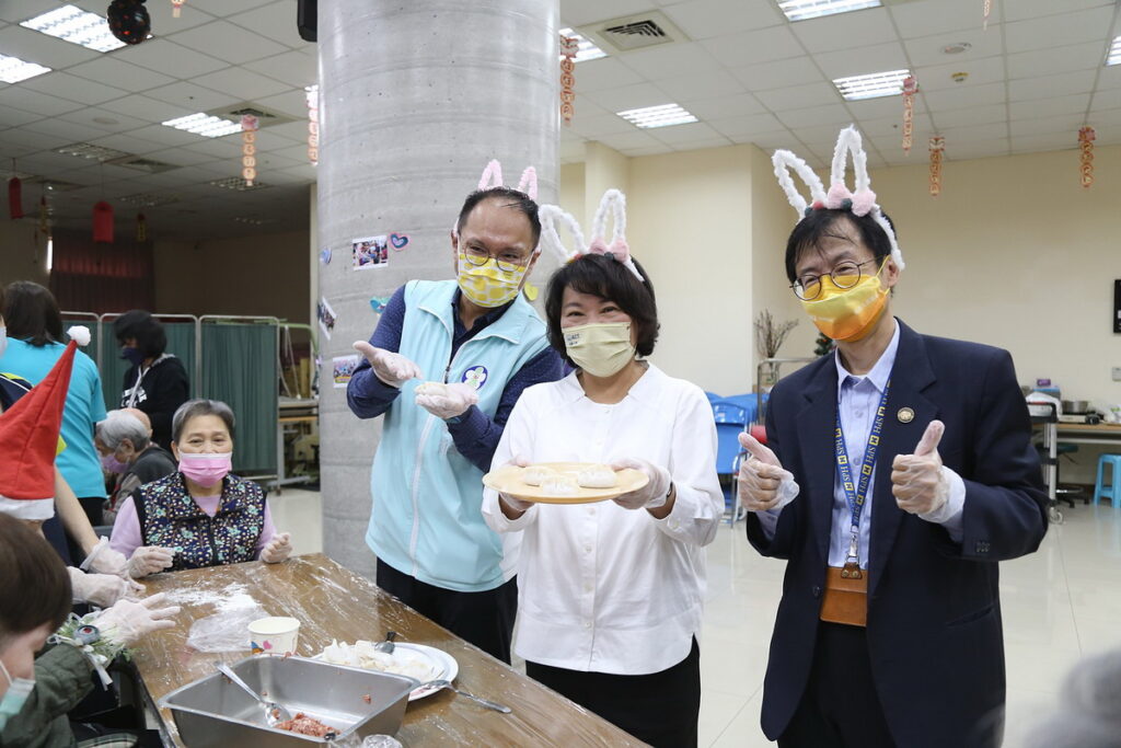 市長在保康包餃子