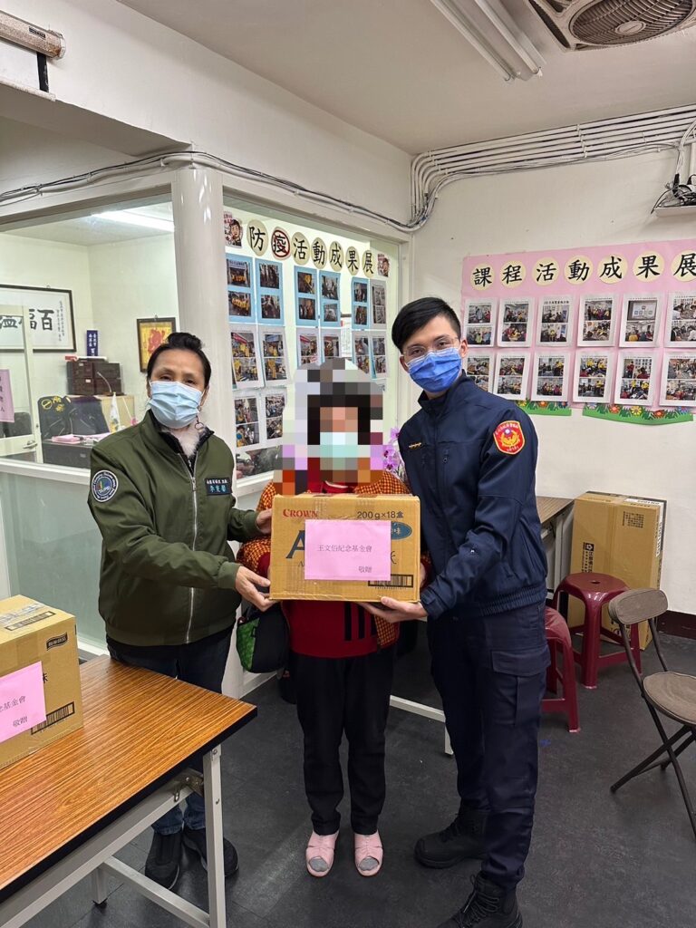 同德派出所會同南港區百福里里長李雯馨及王文佰基金會,攜手合作寒冬送暖、深入社區關懷轄內之弱勢家庭,期盼整合各界力量雪中送炭,援助貧困民眾渡過寒冬。