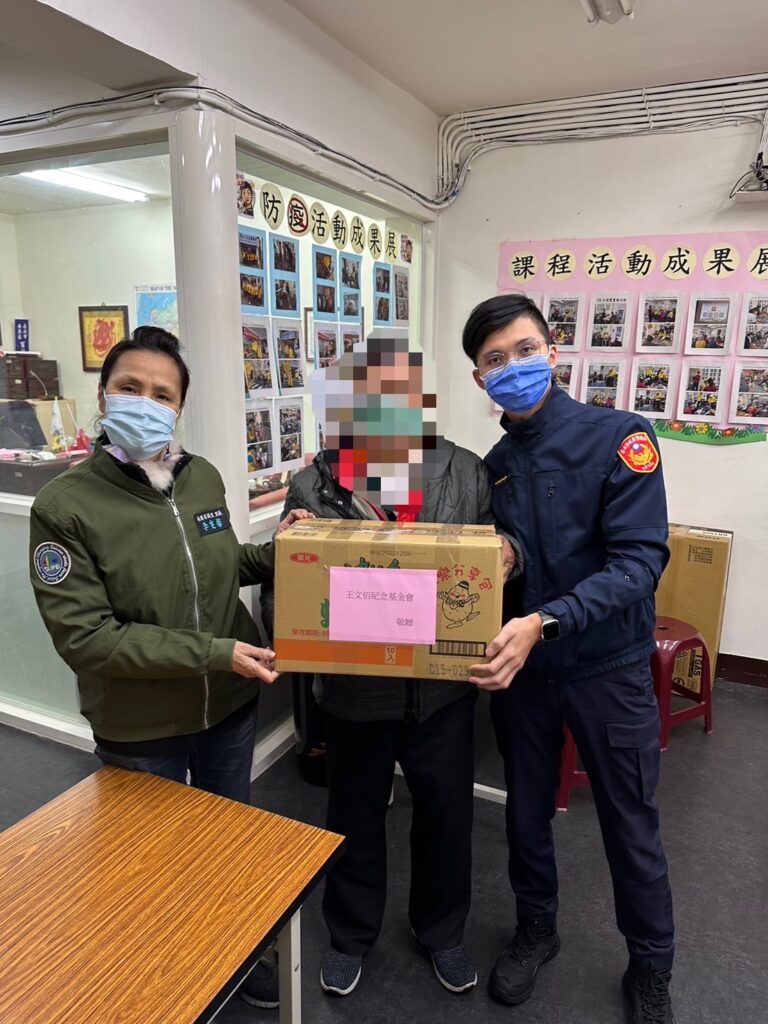 同德派出所會同南港區百福里里長李雯馨及王文佰基金會,攜手合作寒冬送暖、深入社區關懷轄內之弱勢家庭,期盼整合各界力量雪中送炭,援助貧困民眾渡過寒冬。
