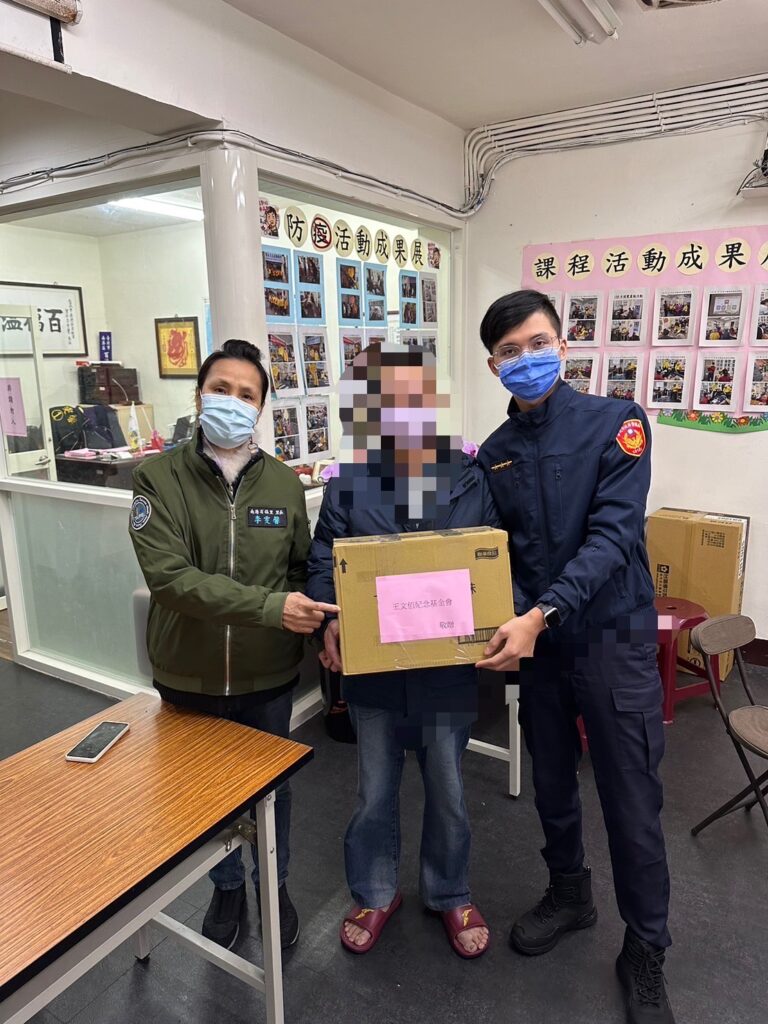 同德派出所會同南港區百福里里長李雯馨及王文佰基金會,攜手合作寒冬送暖、深入社區關懷轄內之弱勢家庭,期盼整合各界力量雪中送炭,援助貧困民眾渡過寒冬。
