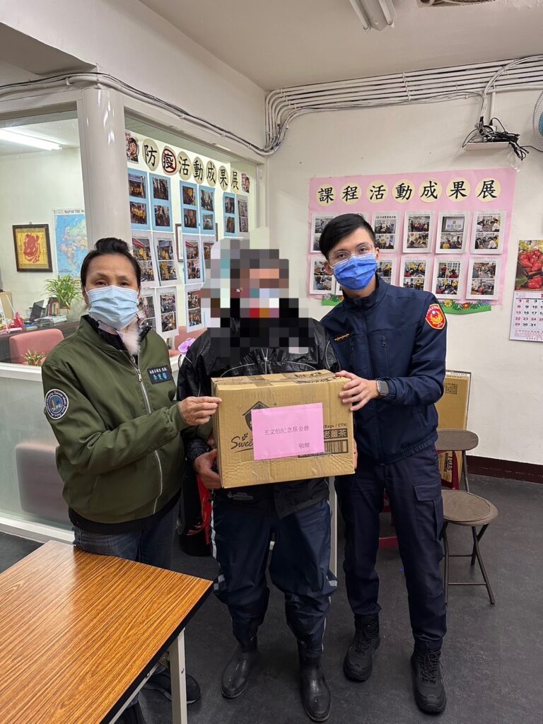 同德派出所會同南港區百福里里長李雯馨及王文佰基金會,攜手合作寒冬送暖、深入社區關懷轄內之弱勢家庭,期盼整合各界力量雪中送炭,援助貧困民眾渡過寒冬。