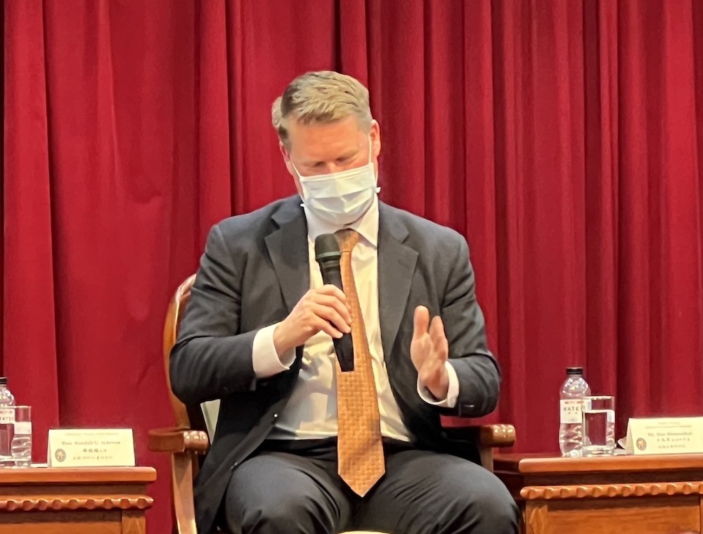 小心中共滲透唱衰台灣 美國智庫學者:應反制孤立行動 103 2049計畫研究所主席薛瑞福(Hon. Randall G. Schriver)12日指出,解放軍活動的目的之一是打擊台灣總體士氣。