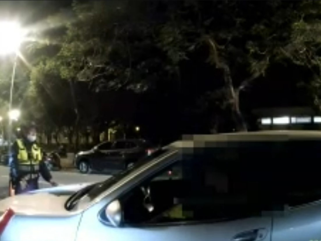 含笑半步癲隨身藏 汽車男遇警路檢毒咖啡包露餡被逮 96 312123