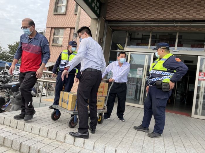 和心警協助西螺鎮農會 大筆現金護鈔