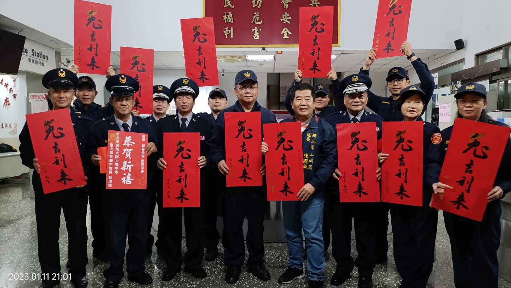 土城分局長陳朝新至各派出所慰問。(記者徐煜勝翻攝)