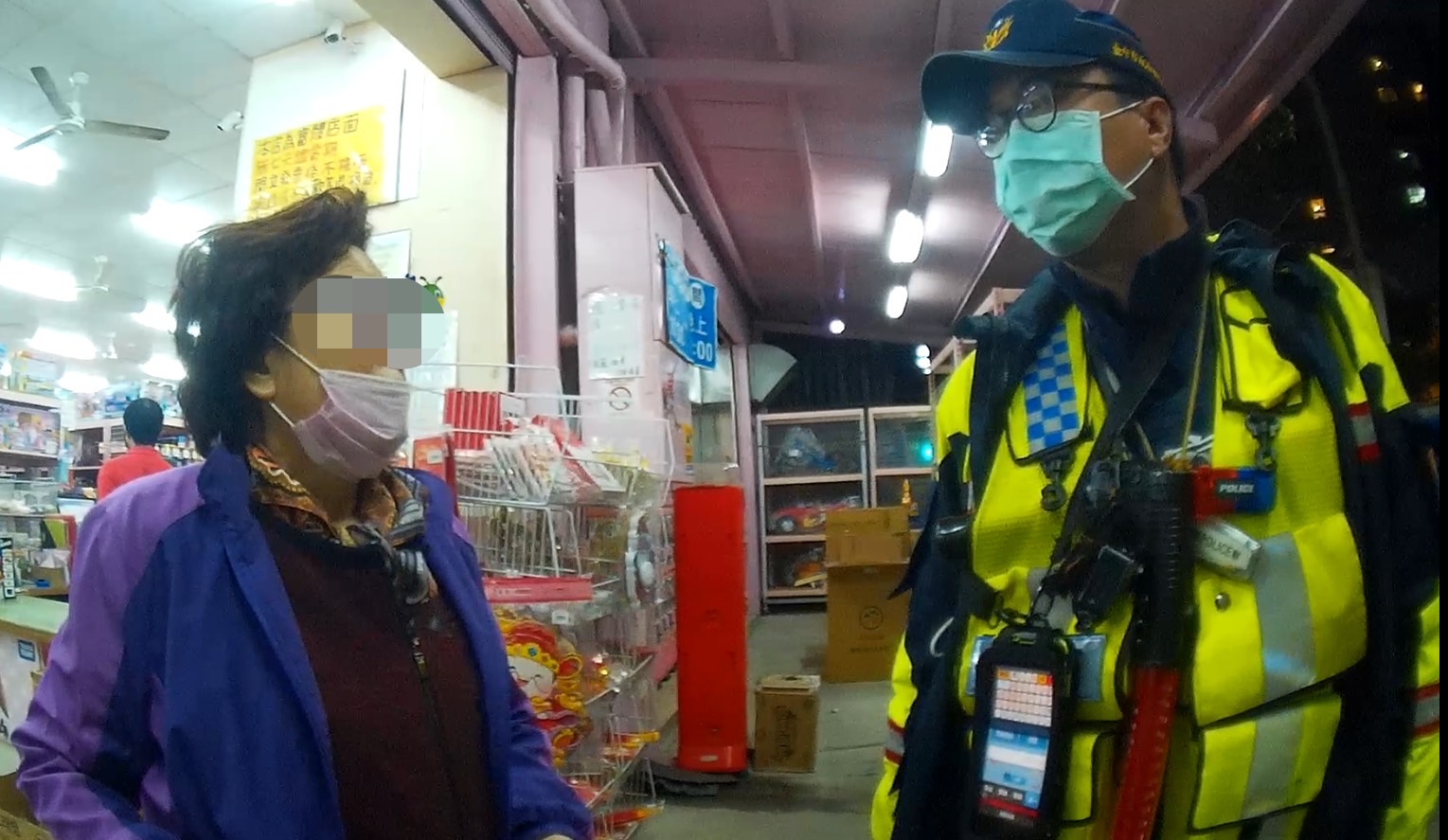 臺中市政府警察局第四分局黎明派出所日前協助迷路張婦返家。(圖/記者謝榮浤翻攝)