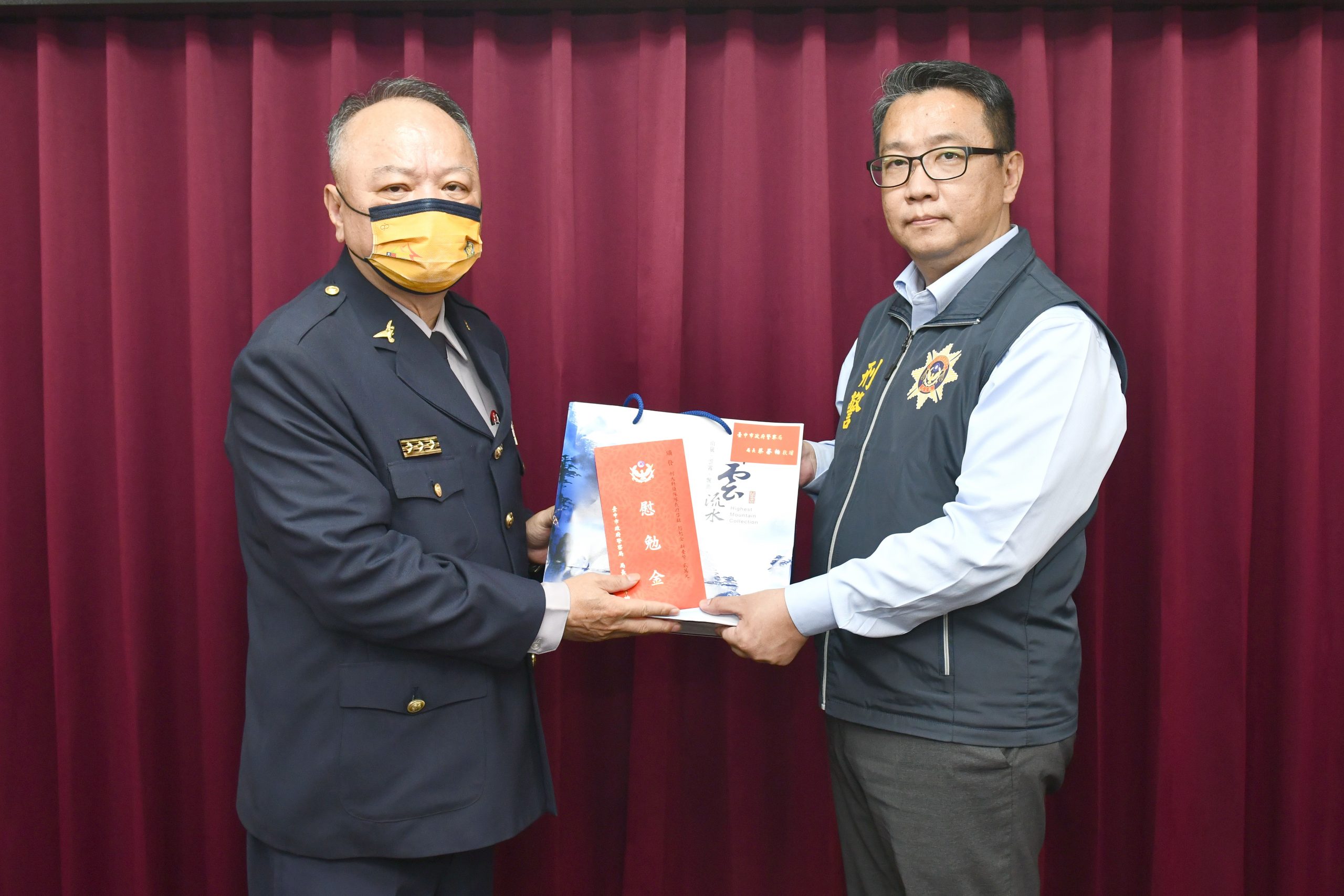 臺中市政府警察局長蔡蒼柏為慰勉員警戮力從公之辛勞,於日前會議中頒發慰勉金,以茲鼓勵。(圖/記者謝榮浤翻攝)
