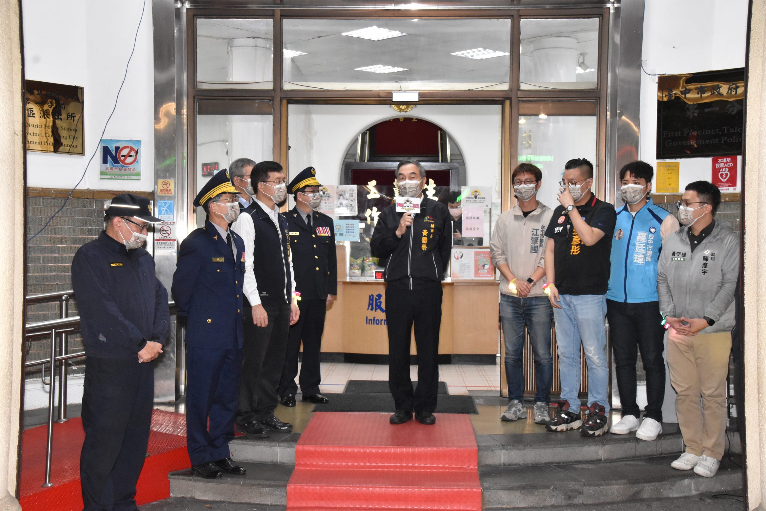 臺中市副市長黃國榮日前至中市警一分局慰問執勤警民力,並致贈慰問品。(圖/記者謝榮浤翻攝)