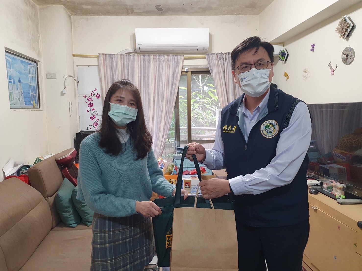 移民署北區事務大隊大隊長林澤謙(右)年終送暖給新住民家庭。(記者楊國域翻攝)