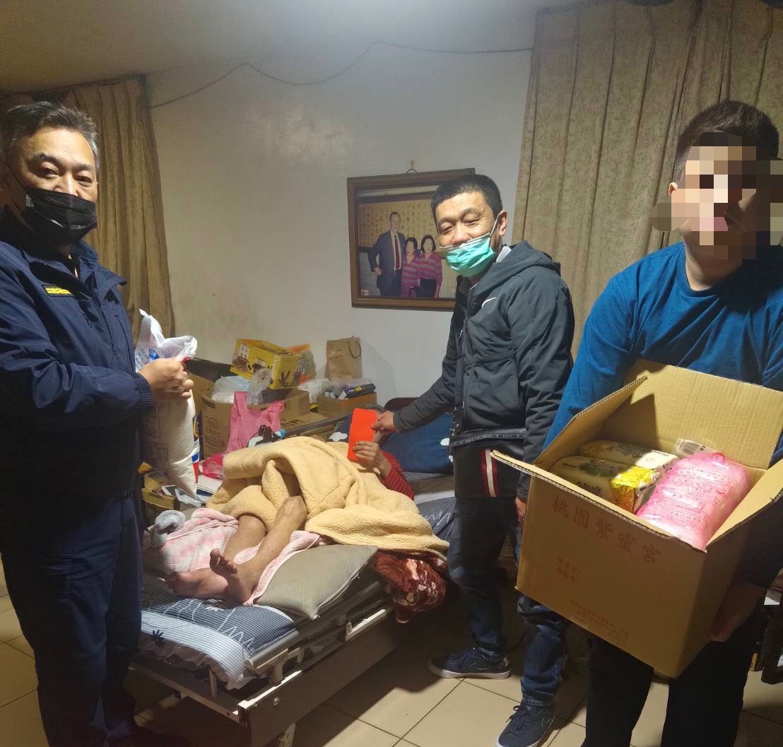 13歲國中生(右)喪父之後,還得獨力照顧負傷休養的祖母,大竹所長郭堂榮(左)緊急聯繫慈善公益團體提供援助。(記者包克明翻攝)