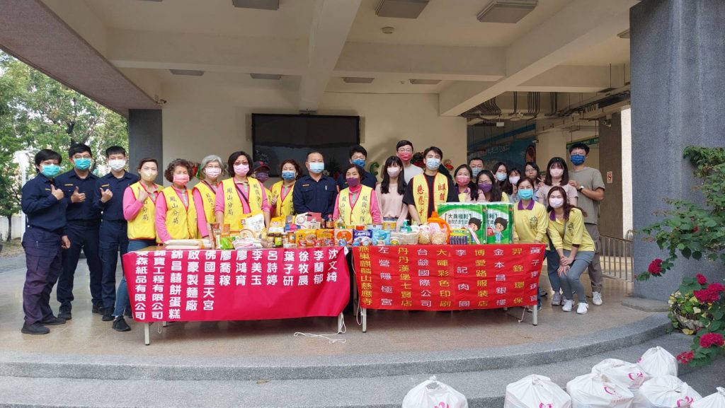 「鳳山警分局防治組」組長「杜嘉鴻」共同參與活動,現場縈繞暖心氛圍,發放物資同時叮嚀宣導詐騙手法及交通安全等觀念。(記者王巧容翻攝)