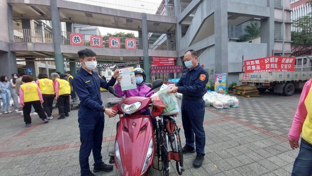 「鳳崗派出所」副所長「沈正林」、「陳鳳正」暨員警同仁結合各界志工、團體攜手發放物資。(記者王巧容翻攝)