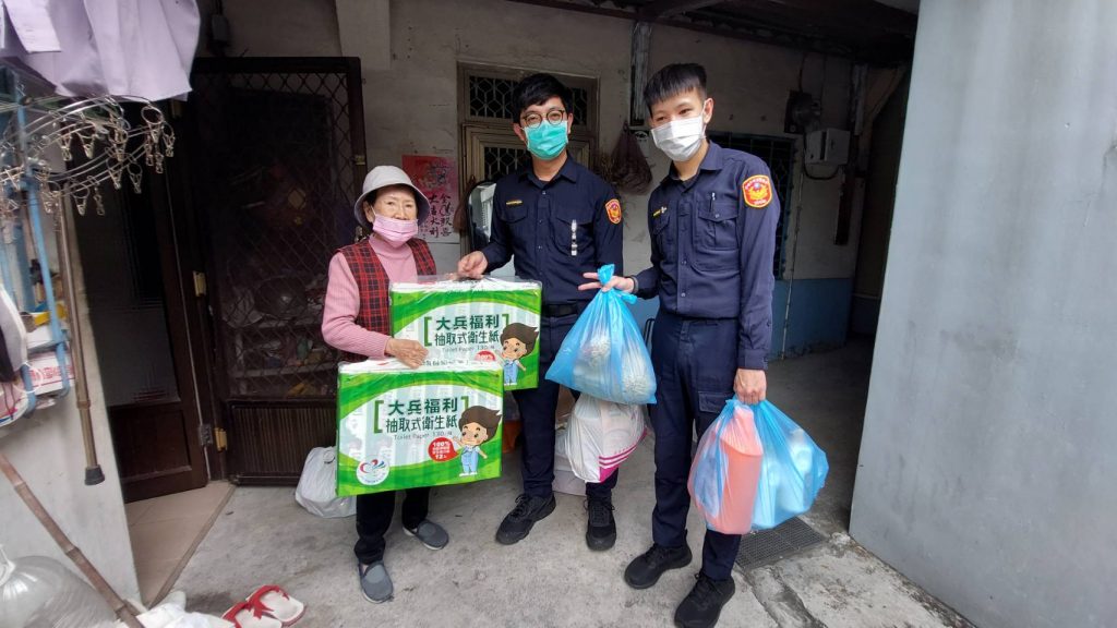 「鳳山分局警備隊」同仁關懷轄區弱勢族群,期待祝福安心過年。(記者王巧容翻攝)