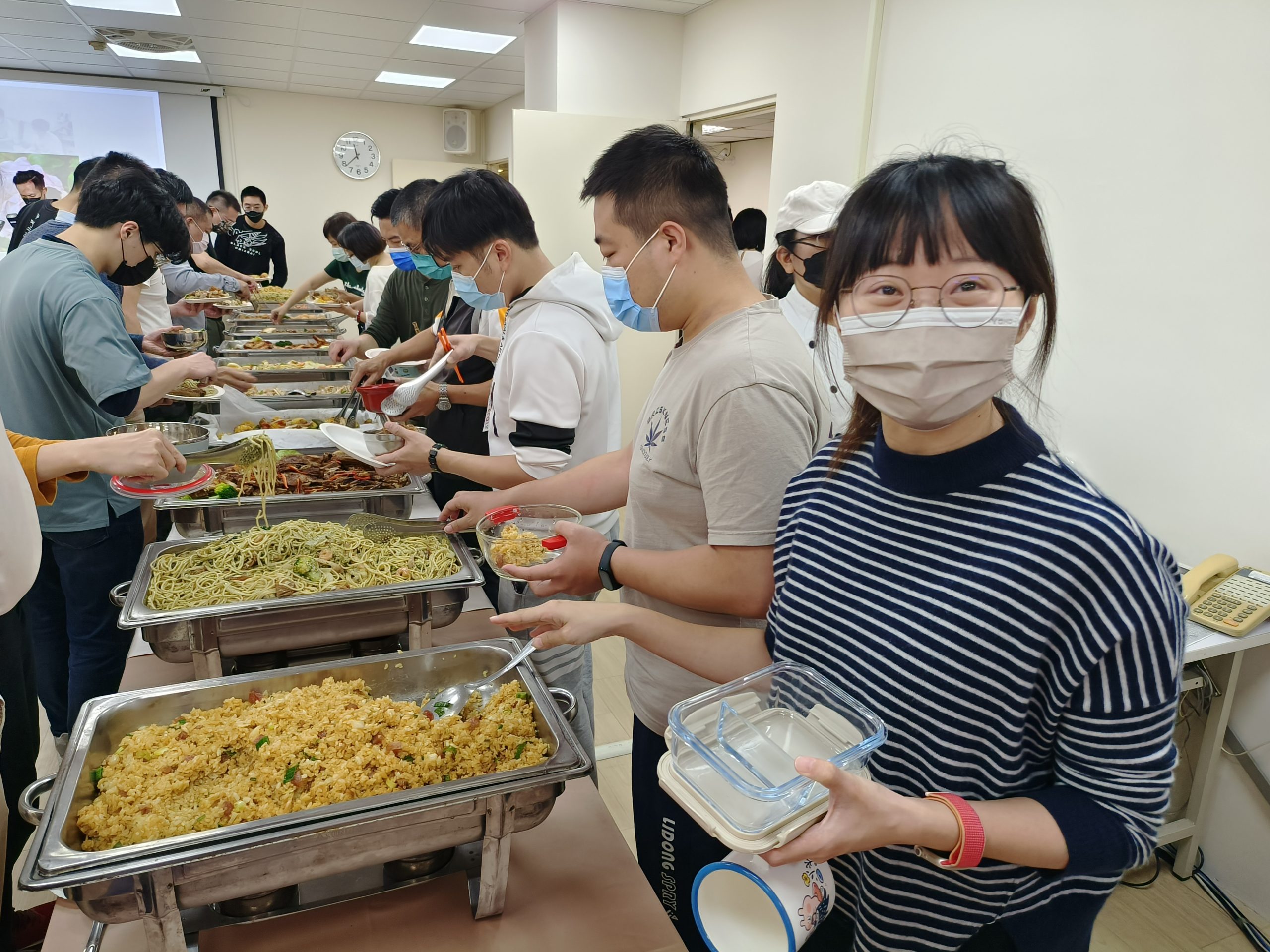 中市警刑大隊長擺桌慰勞同仁這一年來的辛勞。 (圖/記者林㤈輝翻攝)