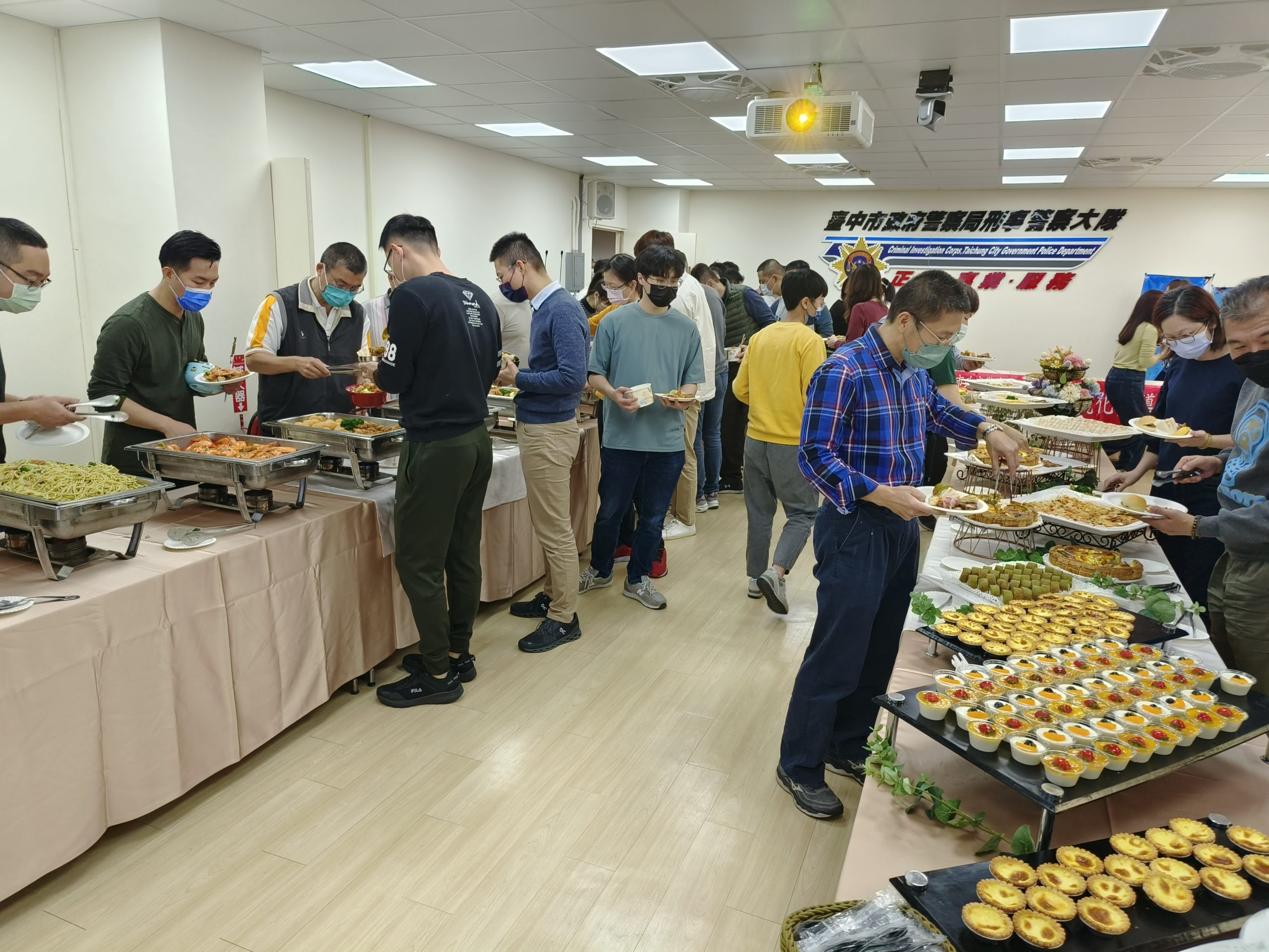 中市警刑大隊長擺桌慰勞同仁這一年來的辛勞。 (圖/記者林㤈輝翻攝)