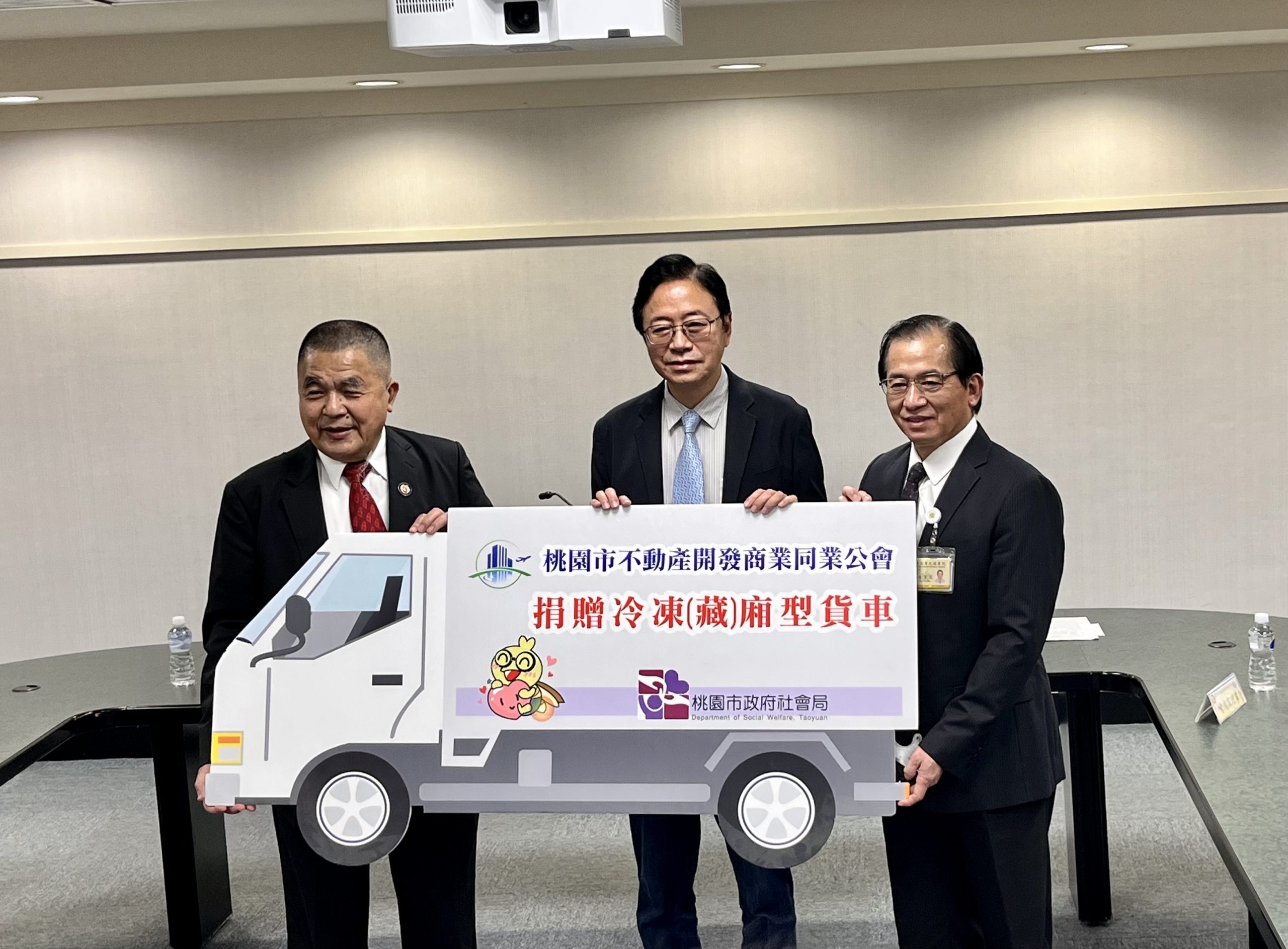 桃園市長張善政（中）與社會局長陳寶民（右）出席「桃園市不動產開發商業同業公會冷凍冷藏車捐贈儀式」。（記者馬治薇攝）